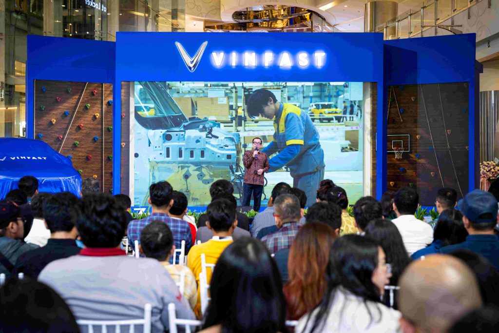 photo 1 vinfast chinh thuc xuat xuong vf mpv 7 tai nha may subang 1