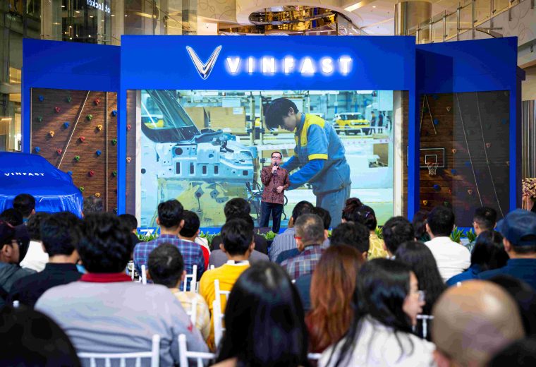 photo-1_vinfast-chinh-thuc-xuat-xuong-vf-mpv-7-tai-nha-may-subang-1